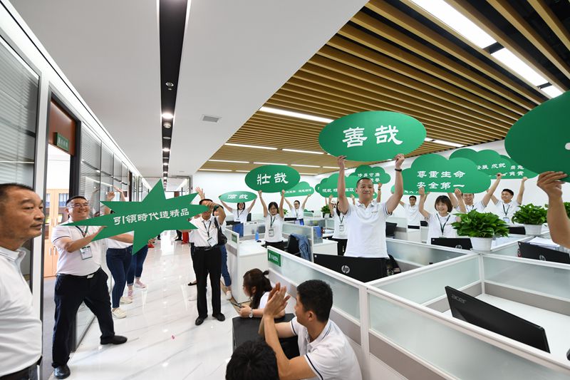 第十二工程公司唱跳、手舉寫(xiě)有企業(yè)文化標(biāo)語(yǔ)的KT板_副本